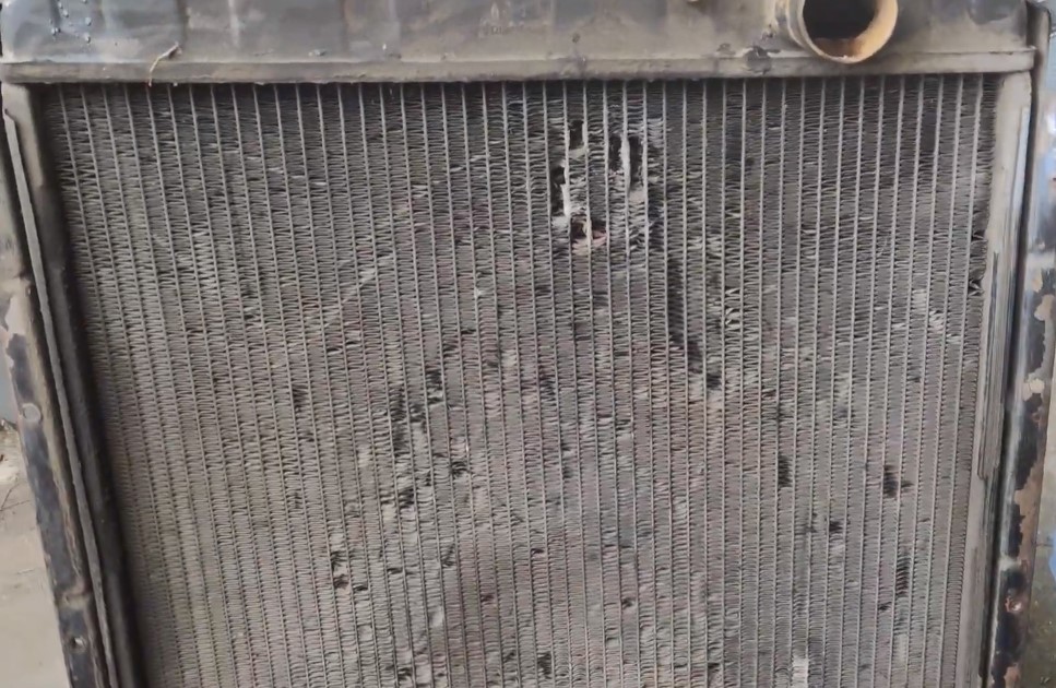 повреждения радиатора забитый пылью радиатор охлаждения