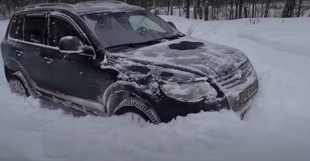 Тепловой барьер из снега вокруг автомобиля