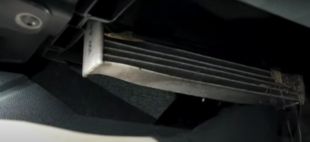 Замена фильтра очистки воздуха в салоне авто