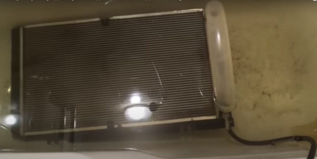 Проверка радиатора в ванне с водой