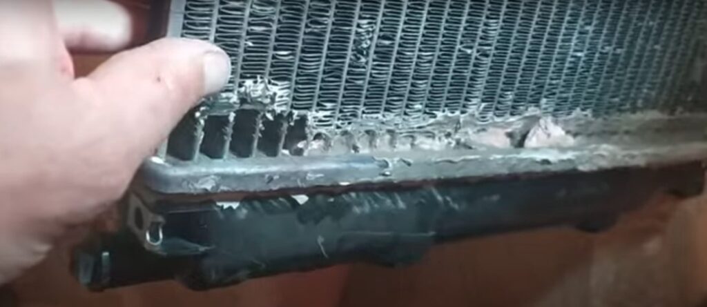 Как заклеить протекающий радиатор охлаждения